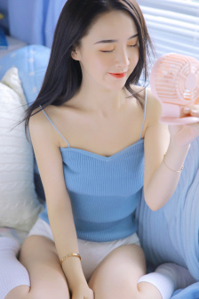 老爷含着春桃的乳